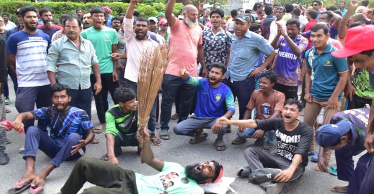 প্রজ্ঞাপন অনুযায়ী মজুরি দেয় না রাসিক, কর্মচারীদের বিক্ষোভ
