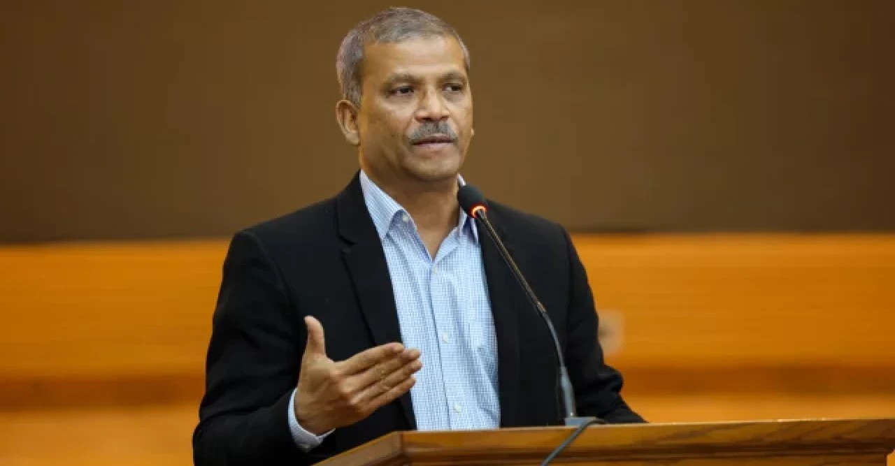 আওয়ামী লীগের নিষিদ্ধতা শিগগিরই উঠছে না : আইন উপদেষ্টা