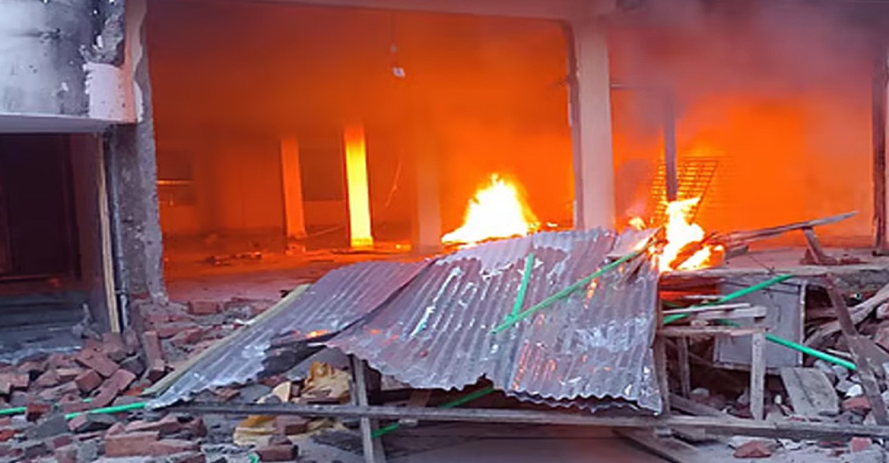 ভারতে পলাতক সাবেক এমপির বাড়িতে আগুন
