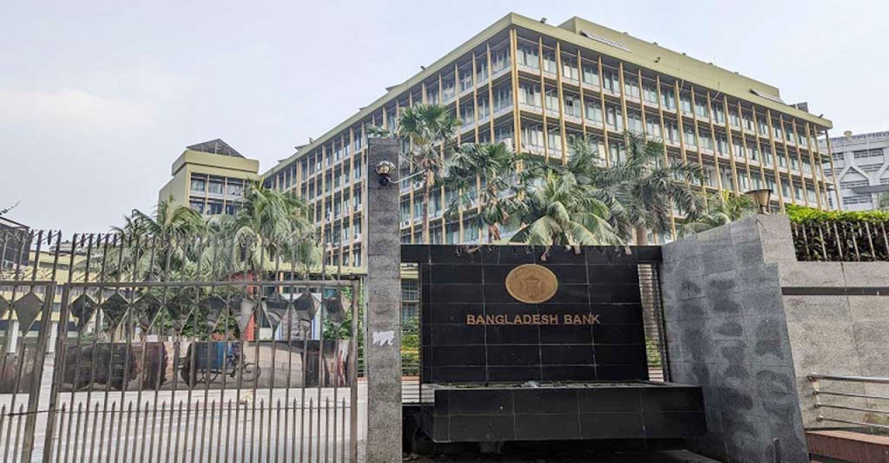 মাসে ১০০ কোটি ডলার কিনবে কেন্দ্রীয় ব্যাংক