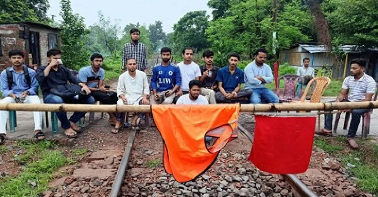 রাবি শিক্ষার্থীকে মারধরের প্রতিবাদে রাজশাহীর সঙ্গে সারাদেশের রেল যোগাযোগ বন্ধ