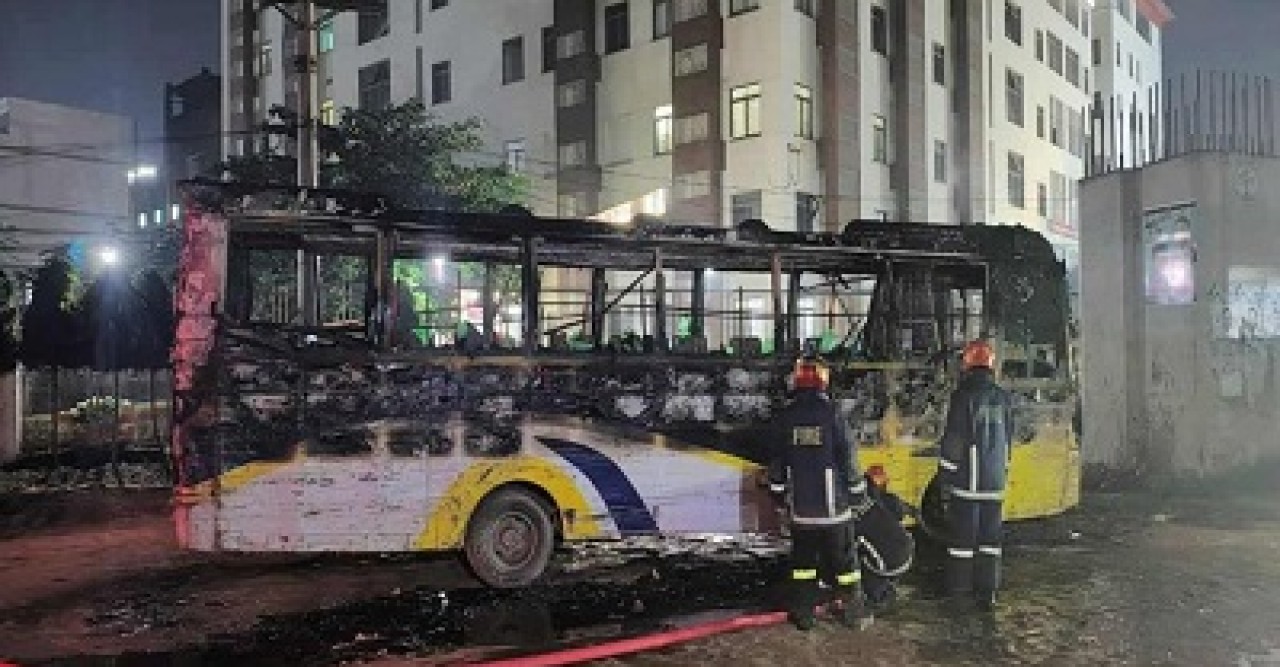 সাভারে যাত্রীবাহী বাসে আগুন, গুলিবর্ষণ