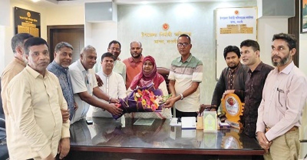 মান্দায় নতুন ইউএনও আতিয়া খাতুনকে চেয়ারম্যান ফোরামের ফুলেল শুভেচ্ছা