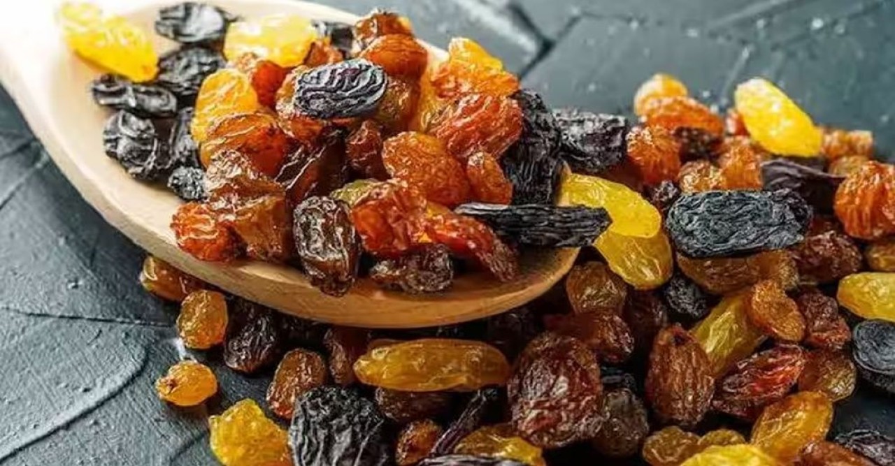 কোন কিশমিশ বেশি উপকারী, সোনালি না কি কালো