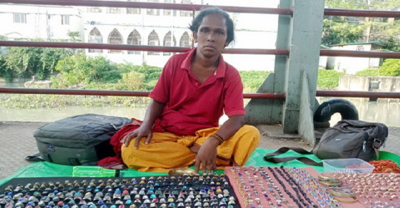 দিনরাত জেগে থাকা সদরঘাটে শত পেশার উপস্থিতি