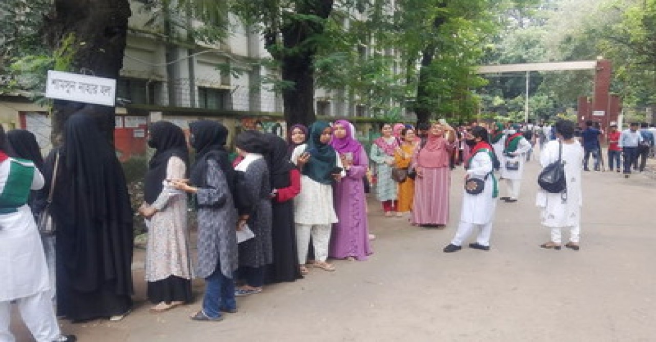 ভোট গ্রহণ চলছে, ভোটারদের দীর্ঘ লাইন