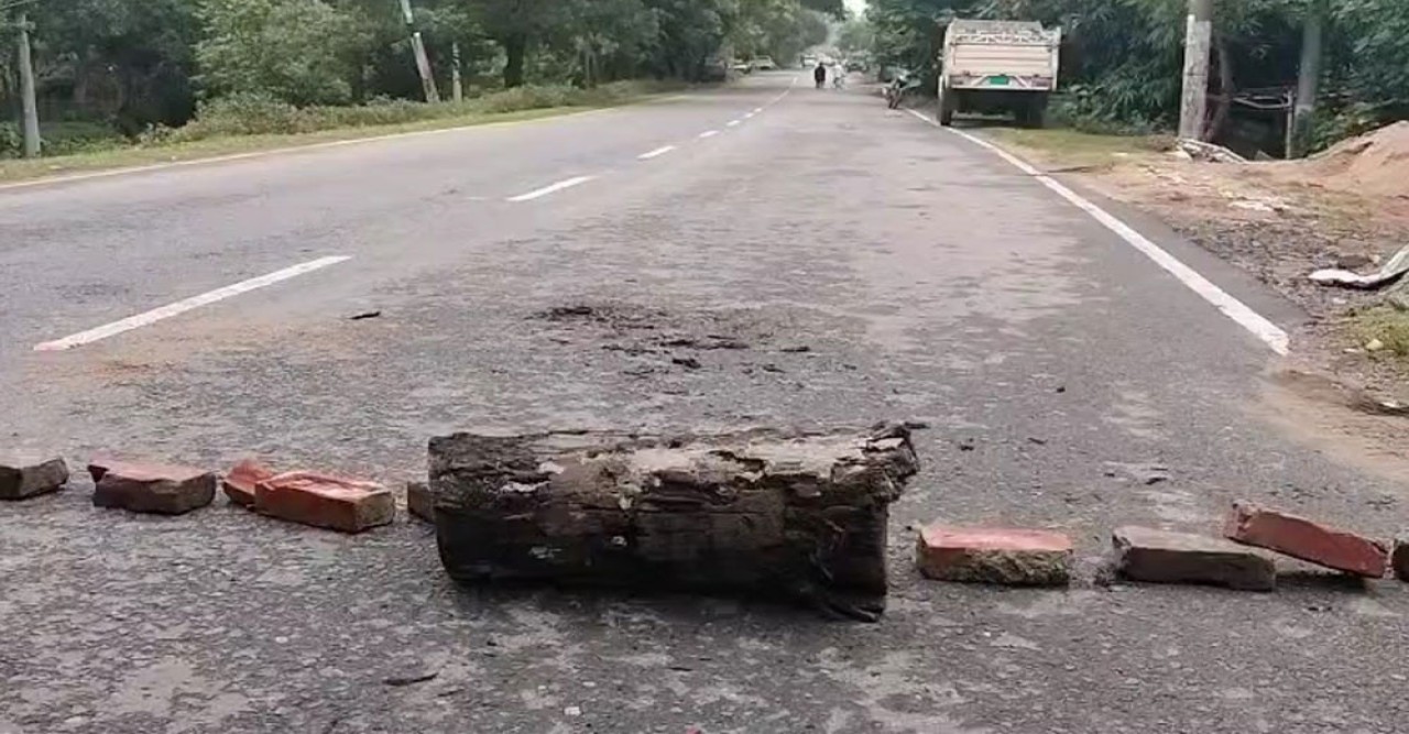 খাগড়াছড়ির তিন সড়কে আধাবেলা সড়ক অবরোধ চলছে