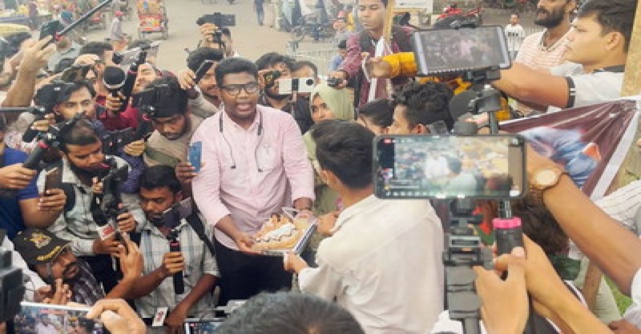 হাসিনার জন্মদিনে জুতাপেটা, কুকুরকে খাওয়ানো হলো কেক!