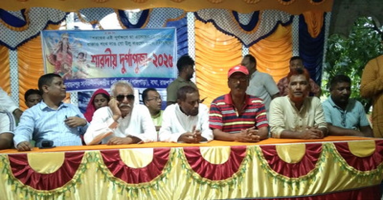 বাঘায় জেলা বিএনপির নেতা চাদের পূজা মণ্ডপ পরিদর্শন