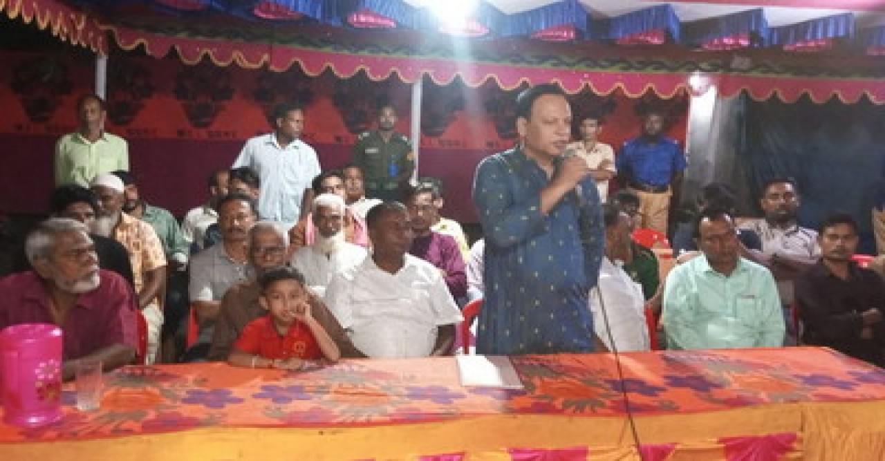 বাঘায় বিএনপির নেতা মানিক খানের পূজা মণ্ডপ পরিদর্শন