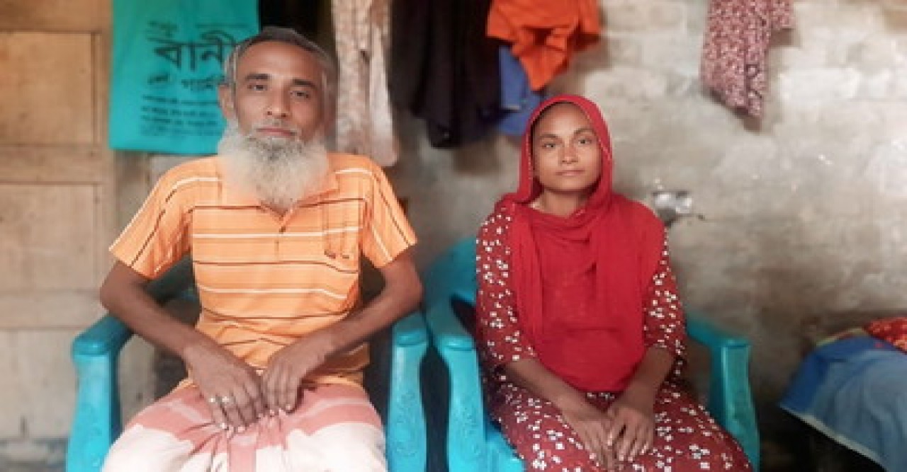 রানা প্লাজার ধ্বংসস্তূপ থেকে বেঁচে ফিরেও জীবন যুদ্ধে হারতে বসেছেন পুঠিয়ার ময়না বেগম