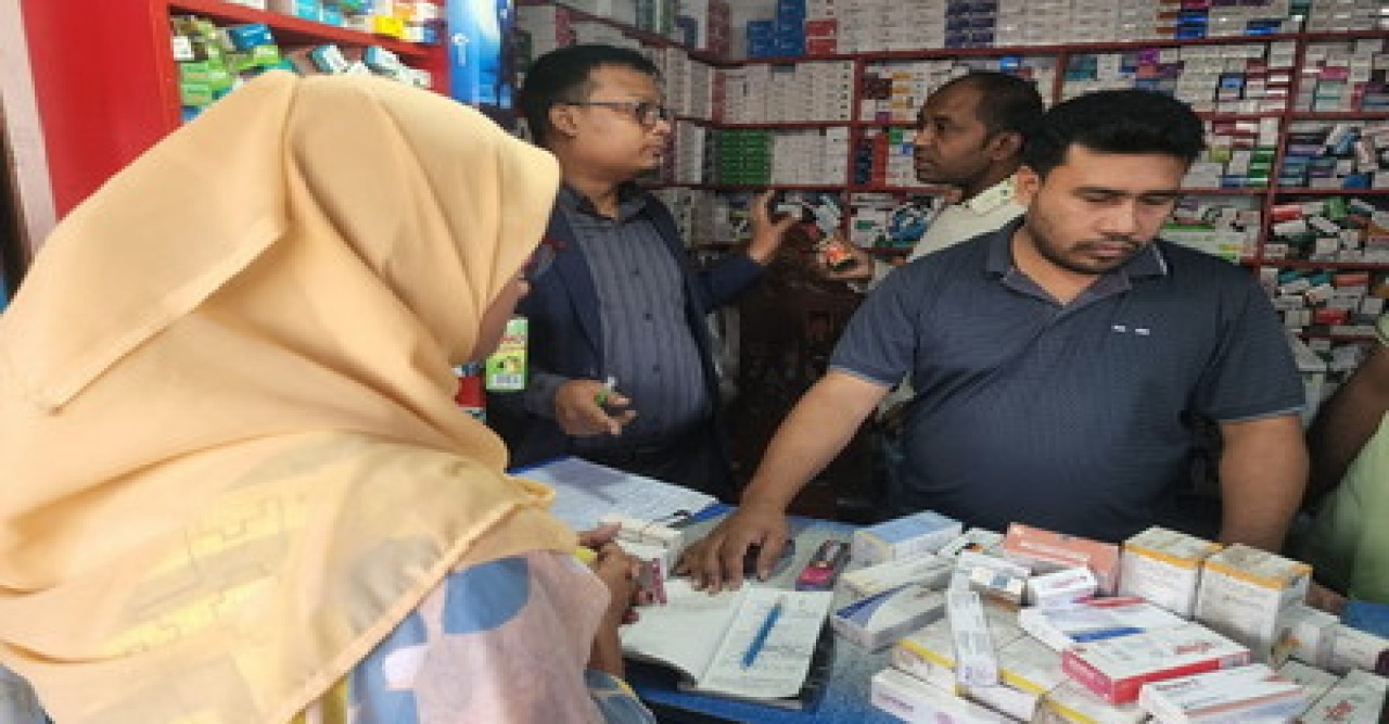 বাঘায় মেয়াদ উত্তীর্ণ ঔষধ বিক্রির দায়ে তিন ফার্মেসীর ২৫ হাজার টাকা অর্থদন্ড