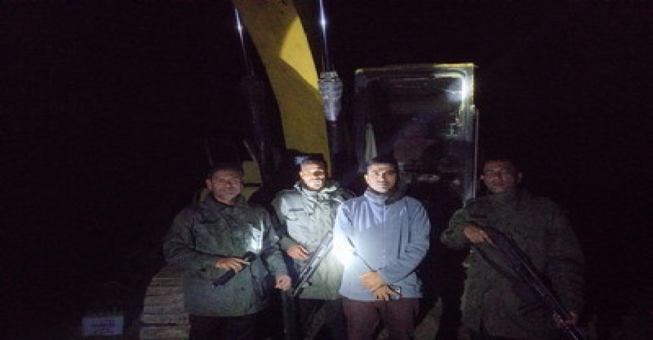 পুঠিয়ায় গভীর রাতে ফসলি জমির মাটি কাটার বিরুদ্ধে অভিযান, এস্কেভেটর জব্দ