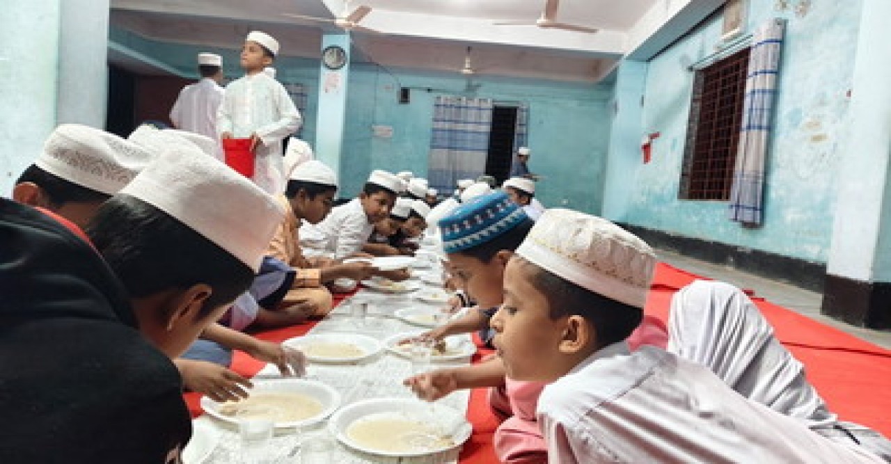 বাঘায় দারুল কুরআন ইন্টারন্যাশনাল মডেল মাদ্রাসার শিক্ষার্থীদের‘পিঠা-পুলি’র উৎসব