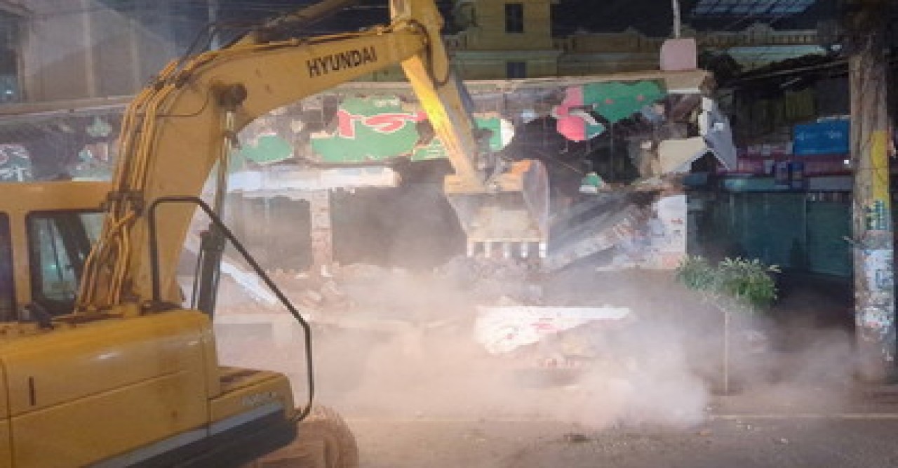 রাজশাহীতে আওয়ামী লীগের অফিস গুঁড়িয়ে দিল বিক্ষুদ্ধ জনতা