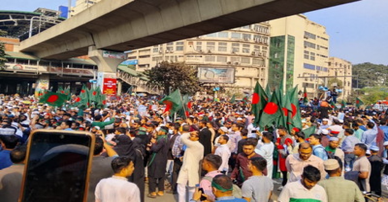 জুমার নামাজের পর আরও উত্তাল শাহবাগ, বড় হচ্ছে জমায়েত