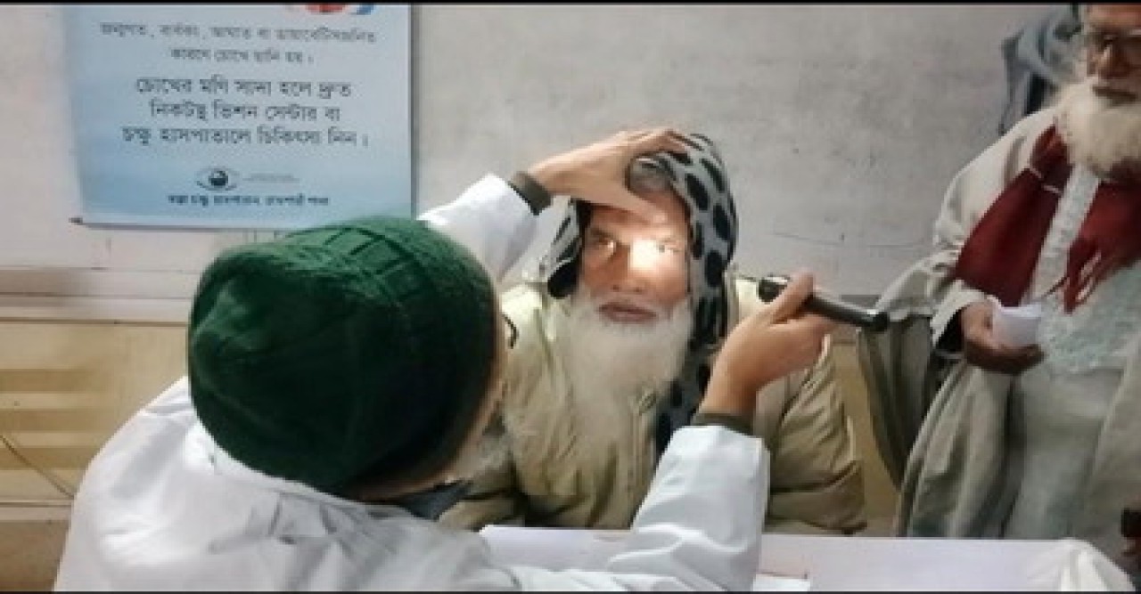 বাঘায় ফ্রি চক্ষু ক্যাম্পে চিকিৎসা পেলেন দুই শতাধিক অসহায় মানুষ