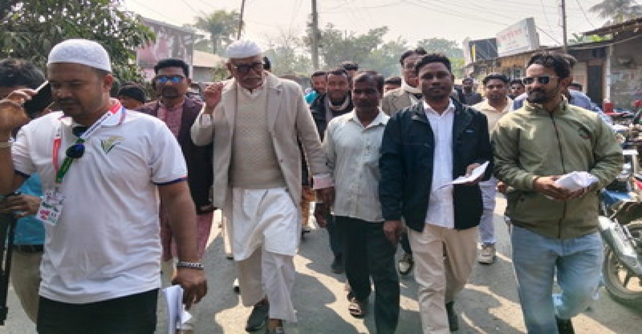 বাঘায় মাজার জিয়ারত করে  নির্বাচনী প্রচার শুরু করলেন বিএনপির দলীয় প্রার্থী চাঁদ