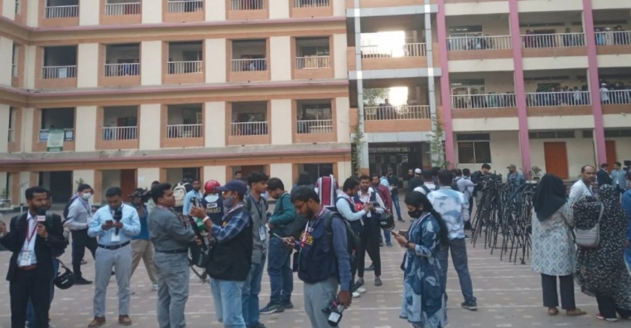 আজ বাংলাদেশের ইতিহাসে প্রথমবার একদিনে সংসদ নির্বাচন ও গণভোট