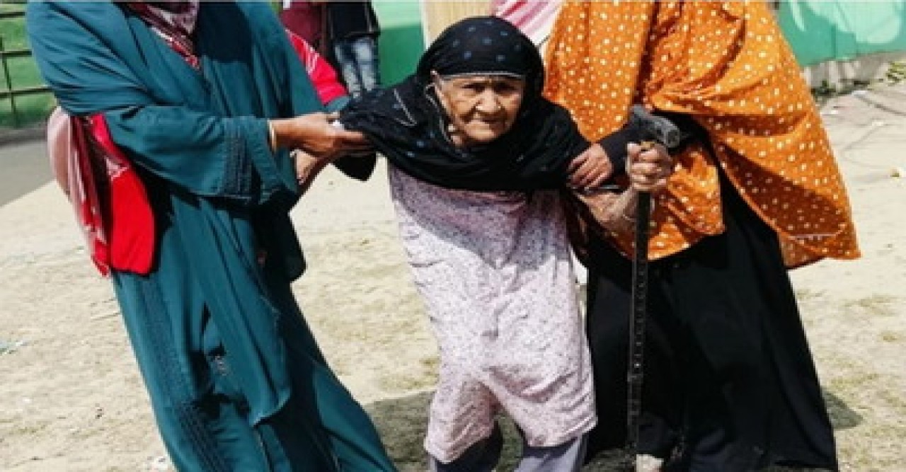 ভোট দিয়ে খুশি ১১৫ বছর বয়সী আনোয়ারা বেগম