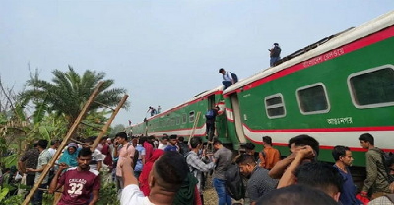 বগুড়ায় ট্রেনের ৯ বগি লাইনচ্যুত, উত্তরবঙ্গের সঙ্গে ঢাকার যোগাযোগ বন্ধ