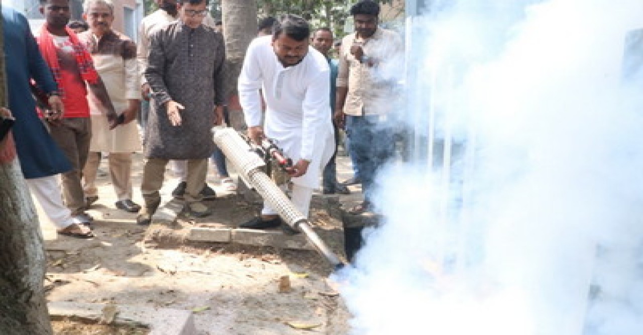 মশা নিয়ন্ত্রণে ফগার মেশিনে স্প্রে কার্যক্রমের উদ্বোধন করলেন রাসিক প্রশাসক
