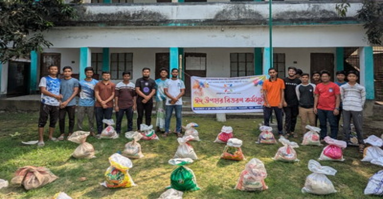বাঘায় স্কুল ফর হিউম্যানিটির ঈদ সামগ্রী বিতরণ