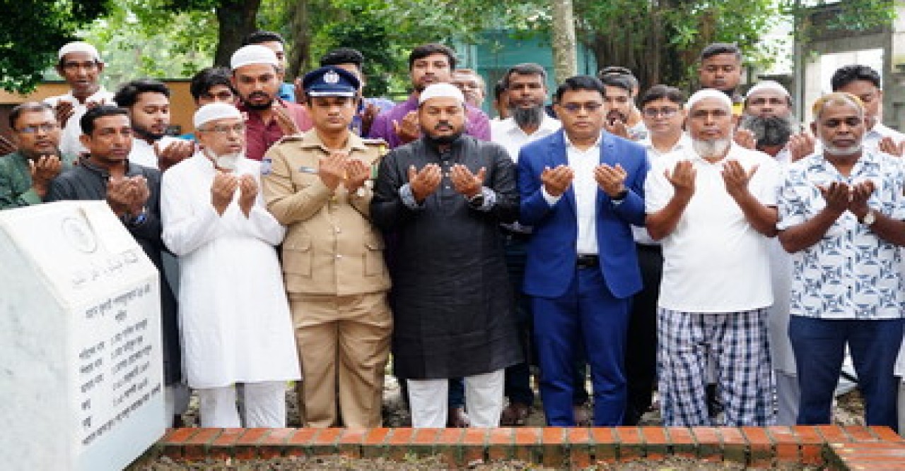 জুলাই গণঅভ্যুত্থান দিবসে রাজশাহীতে শহীদ সাকিব আঞ্জুমানের কবর জিয়ারত