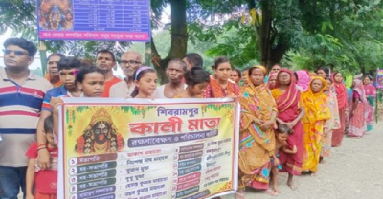 তানোরে ঐতিহ্যবাহী দেবোত্তর সম্পত্তি জবরদখলের অপচেষ্টার প্রতিবাদে মানববন্ধন