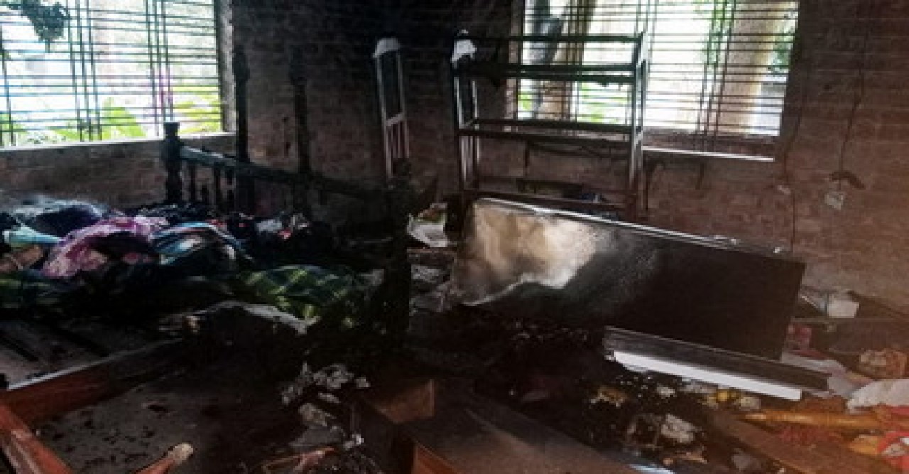 বাঘায় পরকীয়ার অভিযোগে হামলায় অভিযুক্ত গুরুত্বর আহত, বাড়িতে বিক্ষুব্ধ জনতার অগ্নিসংযোগ