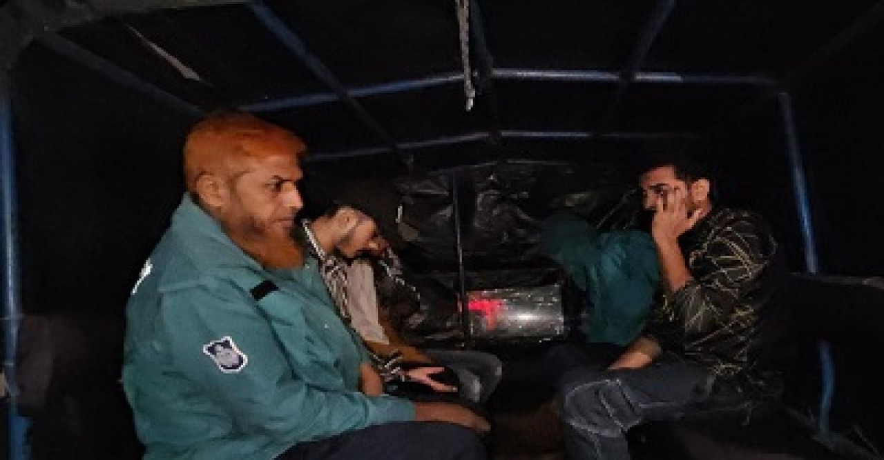 গাঁজা সেবনকালে পাঁচ রাবি শিক্ষার্থী আটক