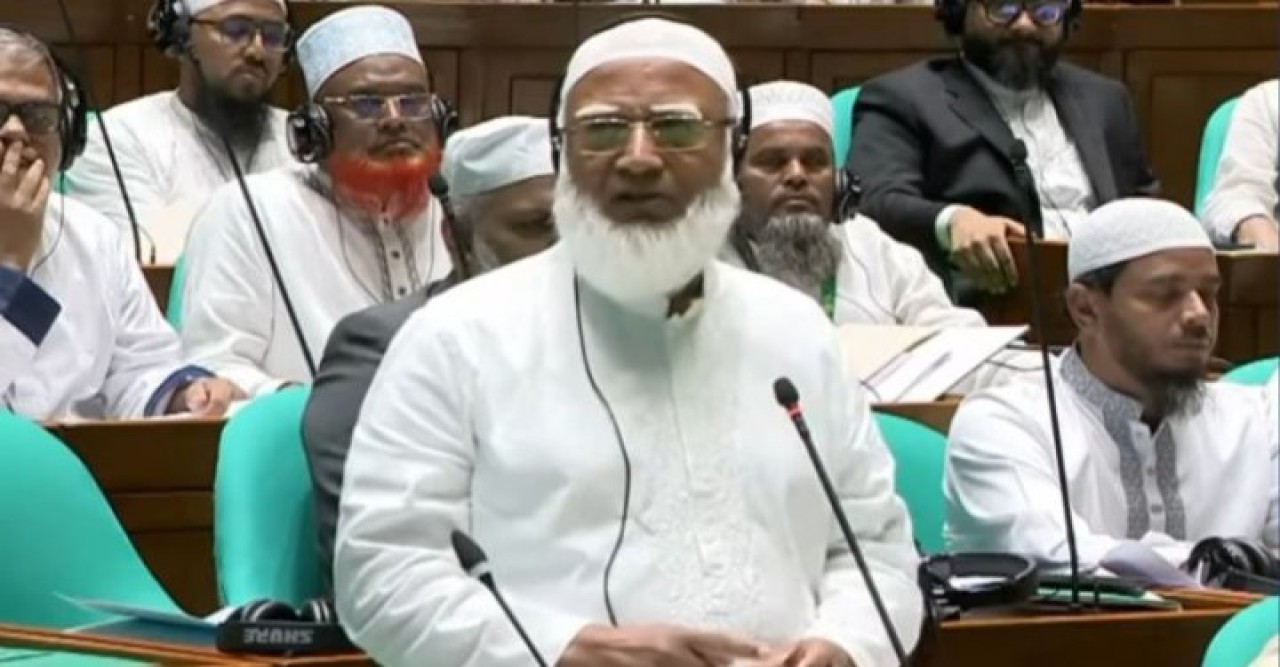 বিরোধীদলীয় নেতার সংসদে আম উপহার