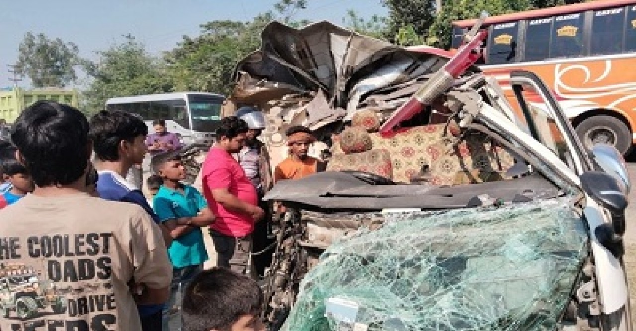 বাস-অ্যাম্বুলেন্স সংঘর্ষে চালক নিহত, আহত ৫