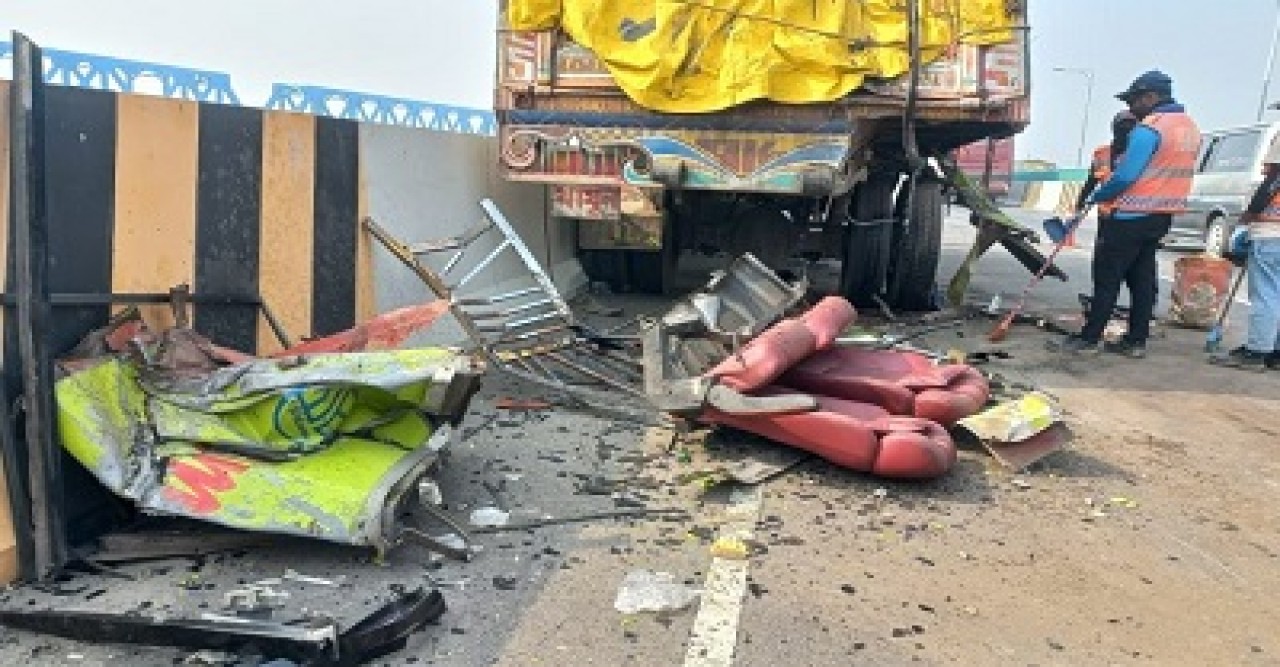 মাদারীপুরে বাস-ট্রাক সংঘর্ষে নিহত ৩, আহত ১০