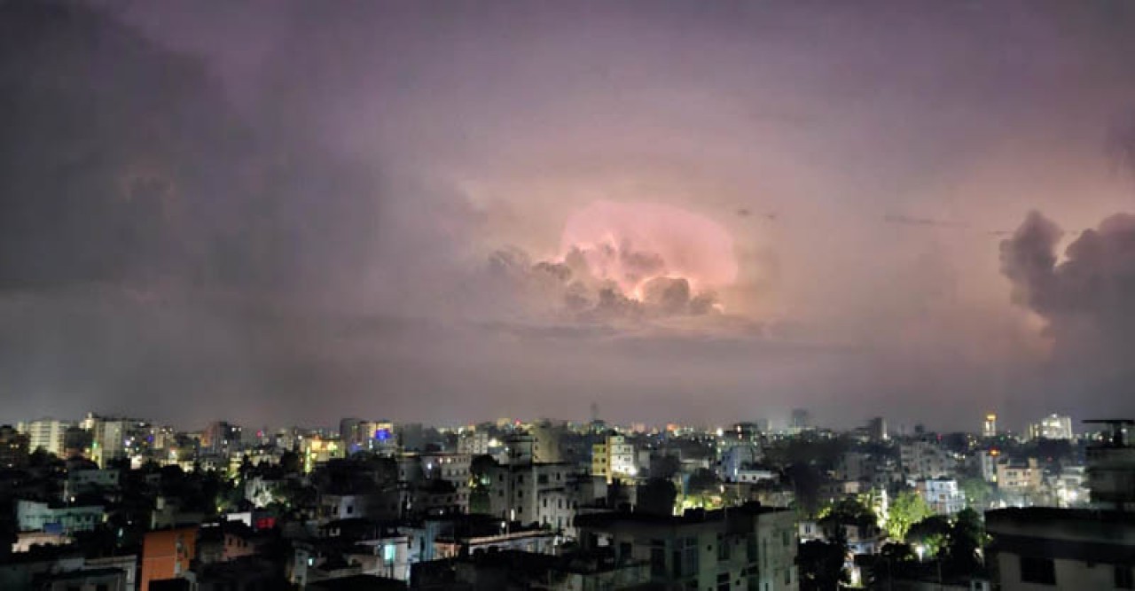 রাজশাহীর আকাশে বিদ্যুতের ঝড়