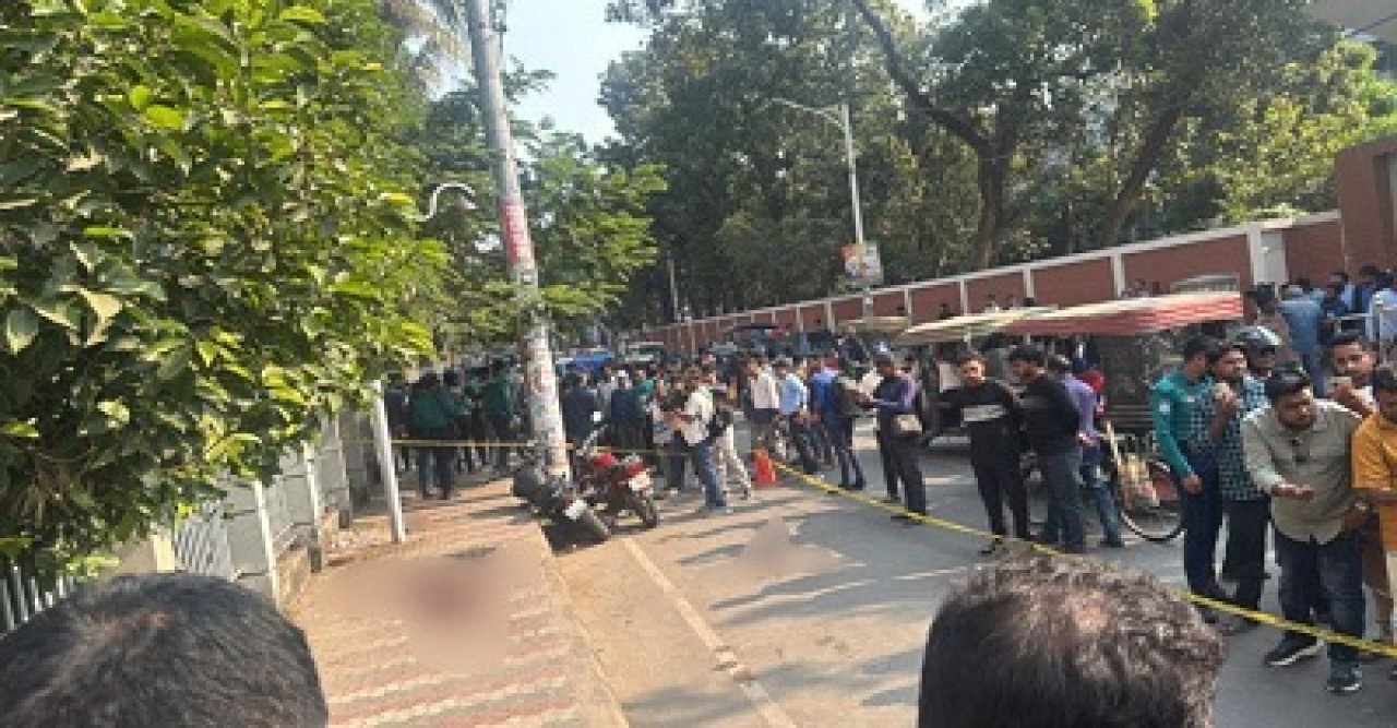 খুলনায় আদালত চত্বরে প্রকাশ্যে দুজনকে কুপিয়ে-গুলি করে হত্যা