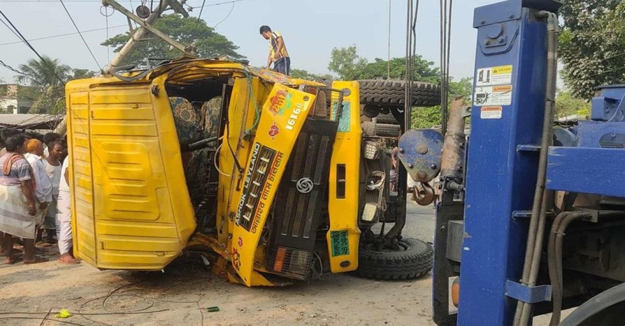 পাবনায় বাঁশবোঝাই ট্রাকচাপায় ২ শিশুসহ নিহত ৩