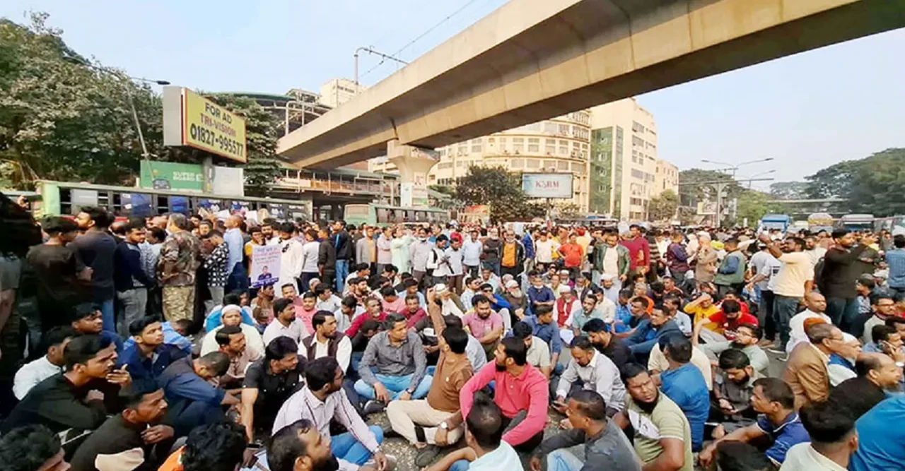 আইজিপিকে গ্রেপ্তারের দাবিতে শাহবাগ অবরোধ