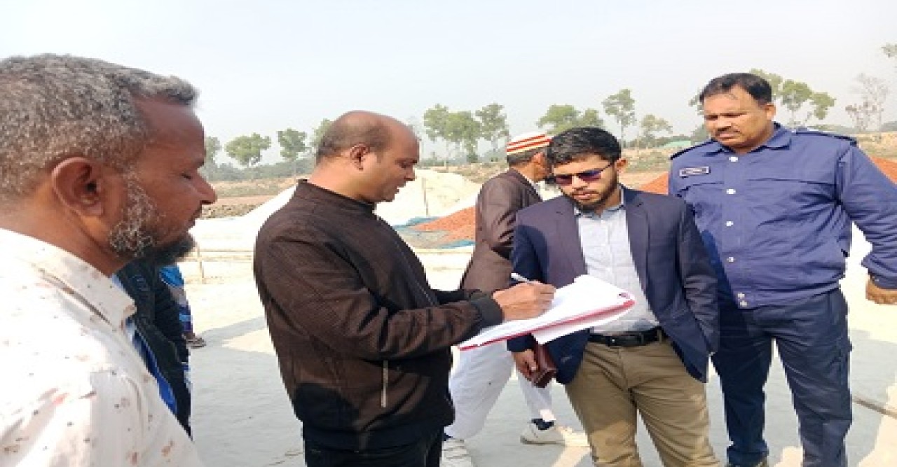 মান্দায় অবৈধভাবে উত্তোলনকৃত বালি জব্দ, প্রকাশ্যে নিলামে বিক্রয় করলেন প্রশাসন