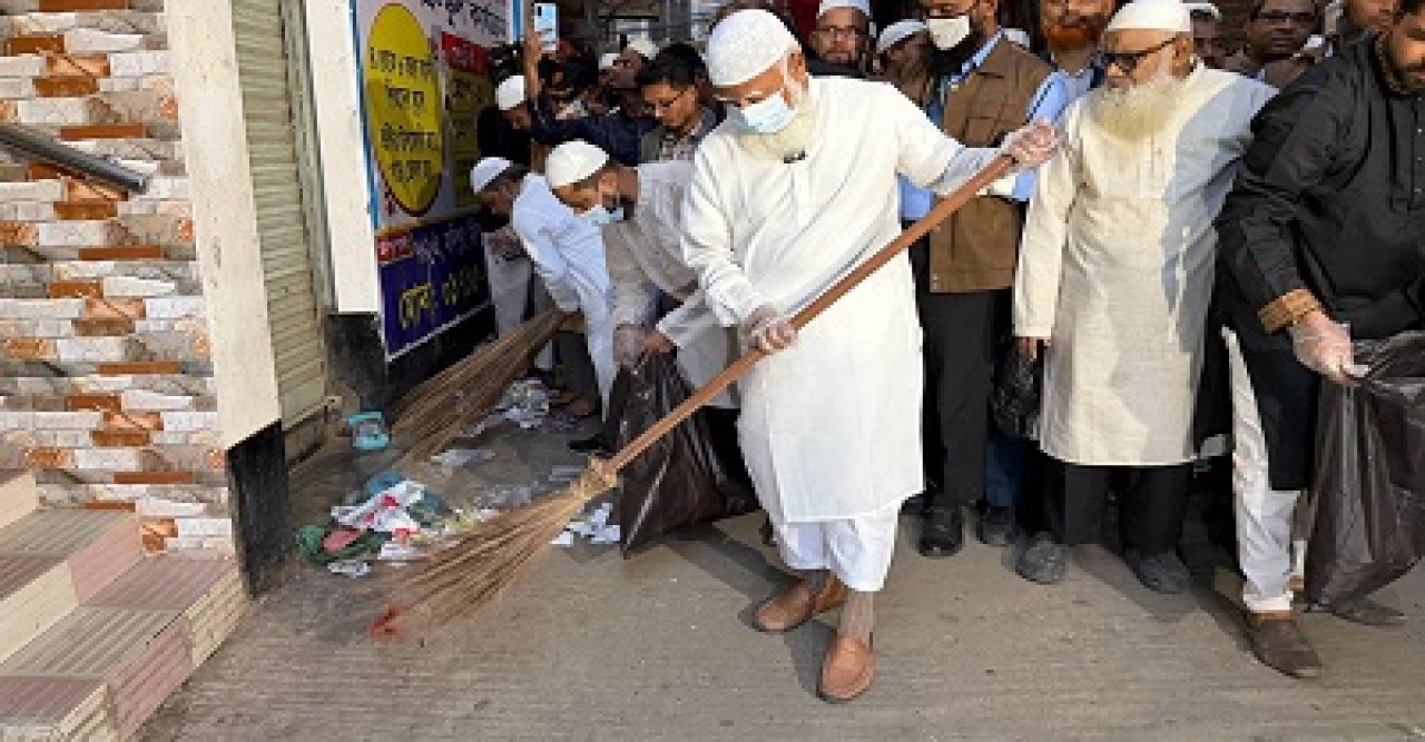 ভোরে সড়ক পরিষ্কার করে দিন শুরু করলেন ডা. শফিকুর রহমান