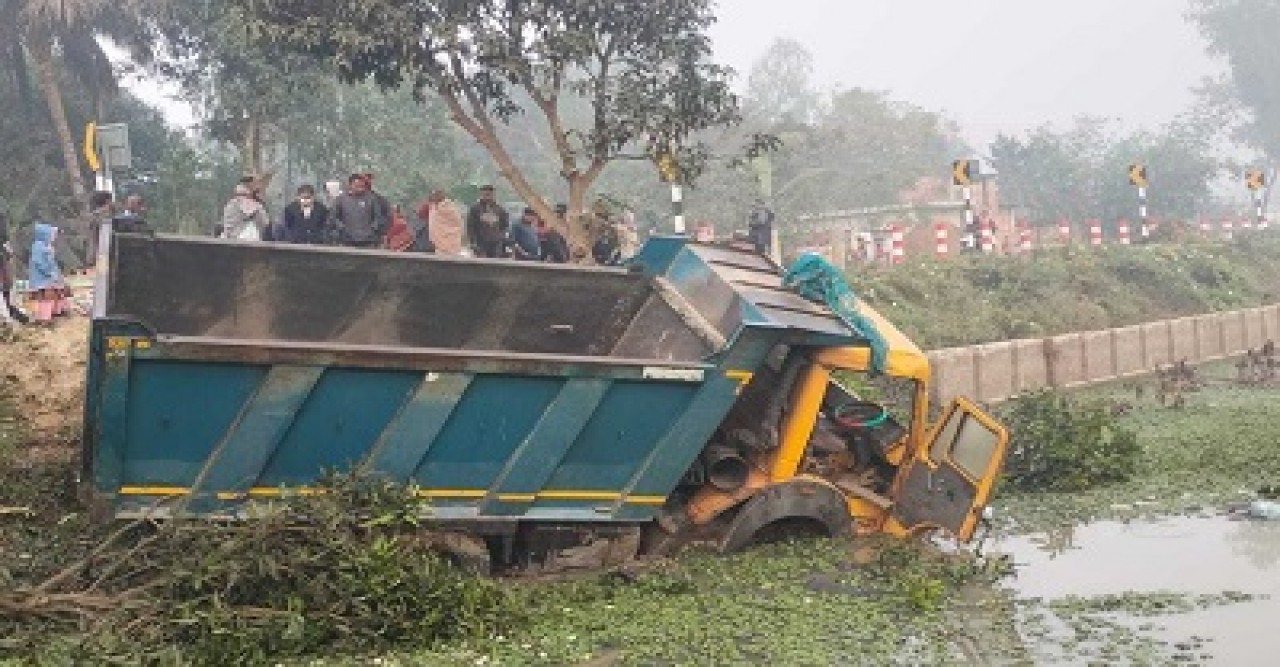 নওগাঁয় ট্রাকচাপায় ৫ জন নিহত