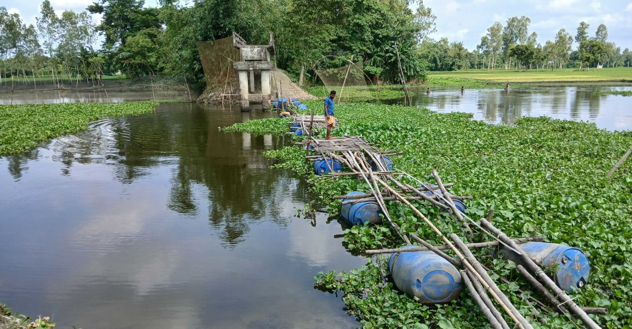 ব্রিজ ভাঙার ৮ বছরেও ঘুম ভাঙেনি কর্তৃপক্ষের, দুর্ভোগে ১২ গ্রামের মানুষ