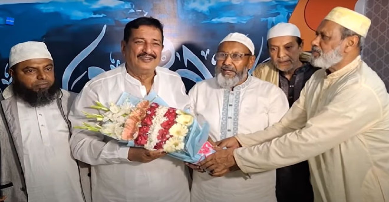 জামায়াতের প্রার্থী ডা. জাহাঙ্গীরের অফিসে ফুল-মিষ্টি নিয়ে ভূমিমন্ত্রী মিনু