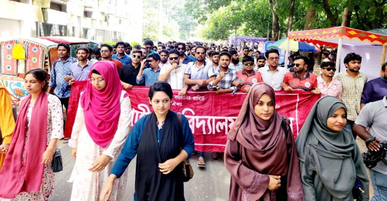 রাকসুর ভোটার তালিকা থেকে প্রথম বর্ষকে বাদ দেওয়ার প্রতিবাদে ছাত্রদলের বিক্ষোভ