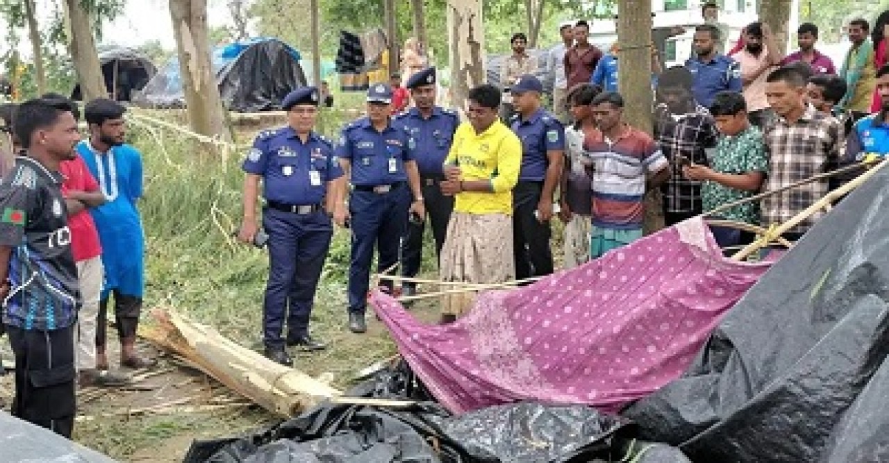 নওগাঁয় কালবৈশাখী ঝড়ে গাছ ভেঙে পড়ে অন্তঃসত্ত্বা নারীর মৃত্যু