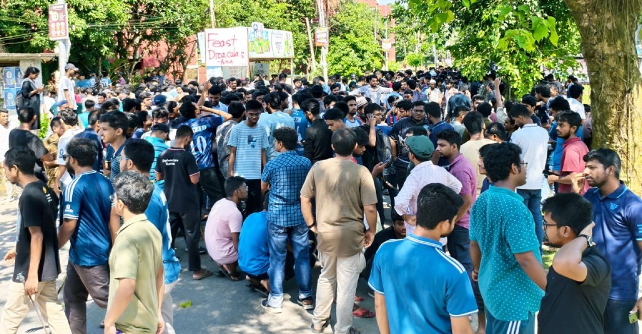 শিক্ষার্থীদের বিক্ষোভ,বাকৃবিতে হল ছাড়ার নির্দেশনার প্রতিবাদে
