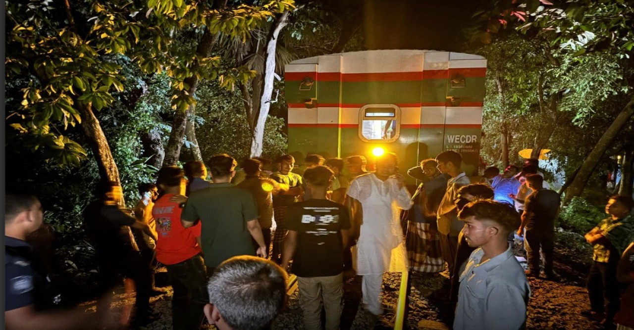 ১৮ বগি ফেলে চলে গেল ট্রেন