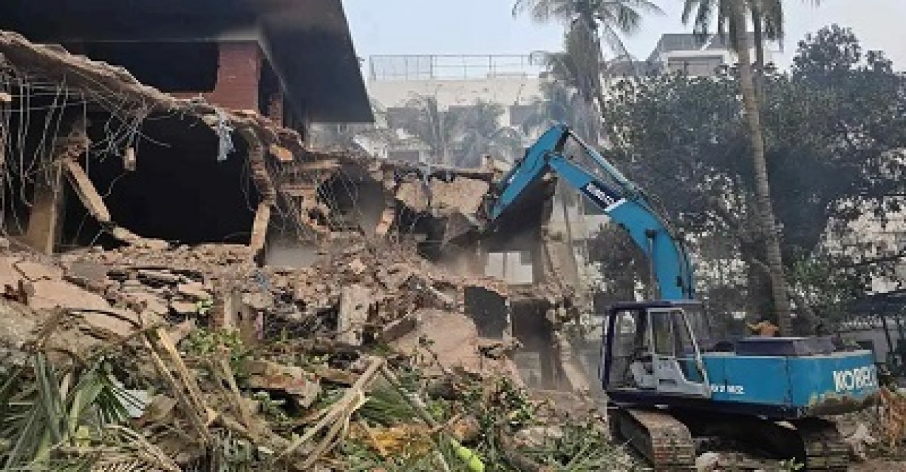 ধানমন্ডি ৩২-এ ভাঙচুরের ঘটনায় ড. ইউনূসসহ ২৭ জনের বিরুদ্ধে মামলার আবেদন