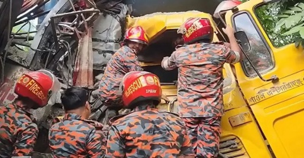 বাস-ট্রাকের সংঘর্ষে তিনজন নিহত