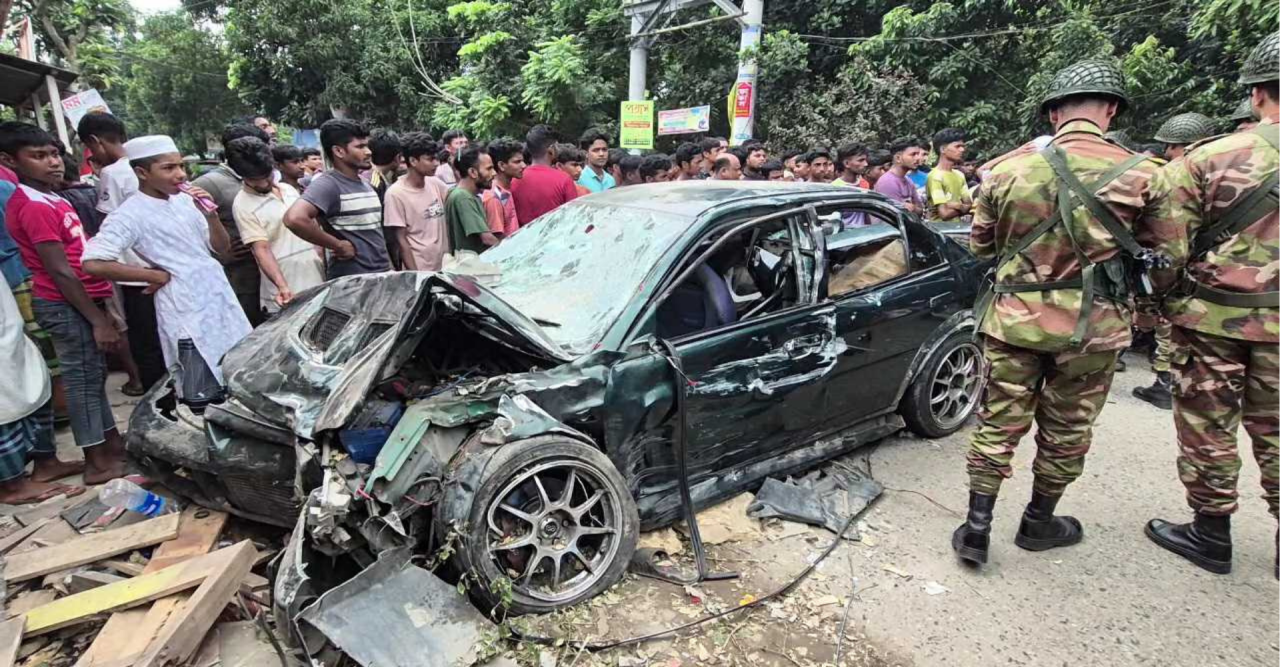 প্রাইভেটকার নিয়ন্ত্রণ হারিয়ে দোকানে ধাক্কা, নিহত ১